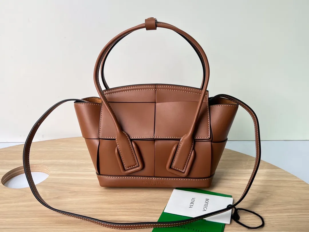 New MINI ARCO 29 Arrival: 6693 It has always focused on "low-key nobility". The design after the addition of Celine designers can be seen from this year's new Arco. It still retains this advantage. The simple design shows high-end. The obvious tension and neat atmosphere of the upper shoulders are also very in line with the current fashion attitude. Under the simplicity, there are not simple detailed designs, which are very special and have a sense of design. I like this French style model very much. It is romantic and textured. Fully recommended. Mini size 17X16X6. Opening 29cm